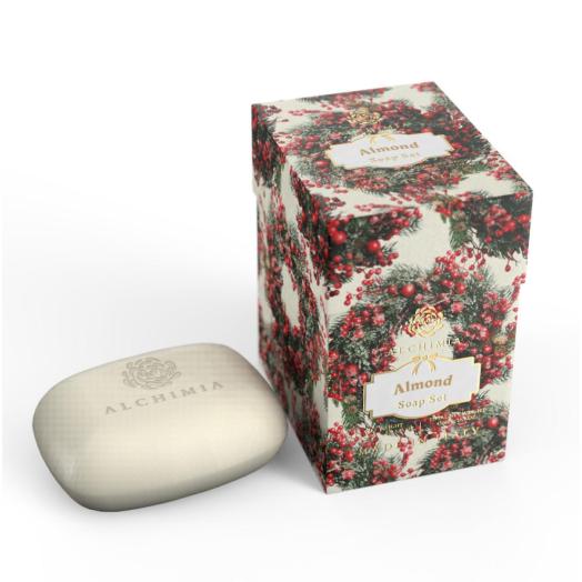 Scatola Cubica Natalizia con 3 saponette Mandorla da 150 gr. Scatola Cubica Natalizia con 3 saponette Mandorla da 150 gr.