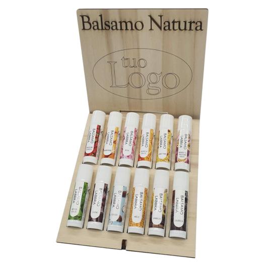 Espositore da banco in legno con  60 pezzi (50+10 omaggio) assortiti di stick labbra personalizzabile.