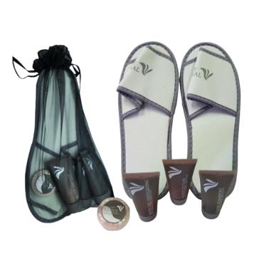 Kit Pantofole Uomo da Camera con 3 Prodotti Cosmetici da 30 ml. Kit Pantofole Uomo da Camera con 3 Prodotti Cosmetici da 30 ml.