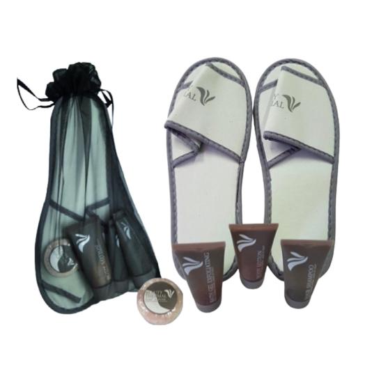 Kit Pantofole Uomo da Camera con 3 Prodotti Cosmetici da 30 ml. Kit Pantofole Uomo da Camera con 3 Prodotti Cosmetici da 30 ml.