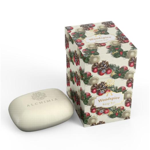 Scatola Cubica Natalizia con 3 saponette al Legno di Spezie da 150 gr. Scatola Cubica Natalizia con 3 saponette al Legno di Spezie da 150 gr.